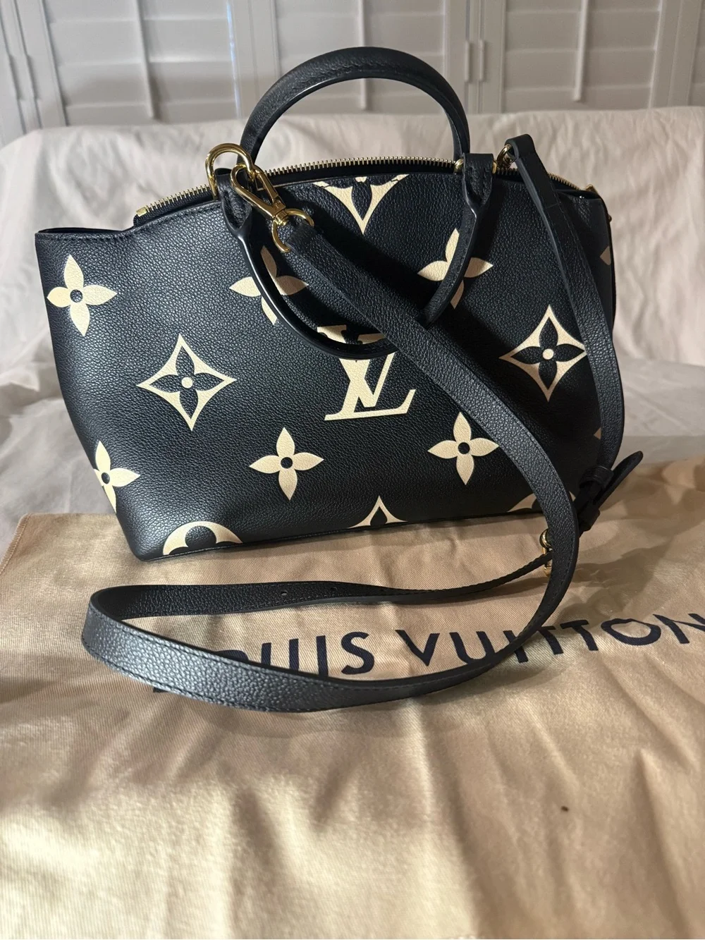 Louis Vuitton Petit Palais in Black & Cream Monogram Bag - Picture 3 of 7